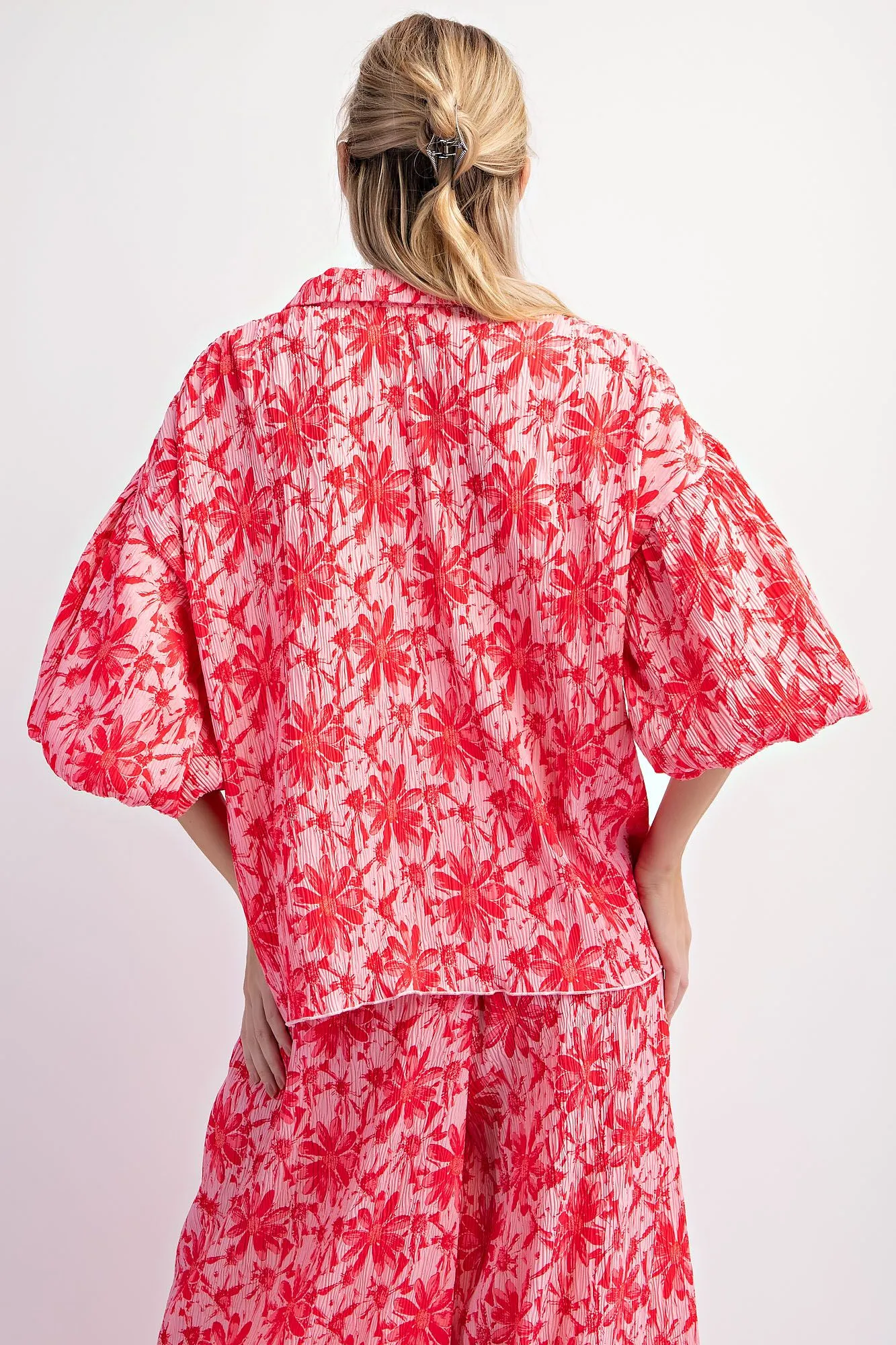 Easel Hot Pink & Red Floral Puff Sleeve Crinkled Poly Button-Down: A Playful Summer Delight!