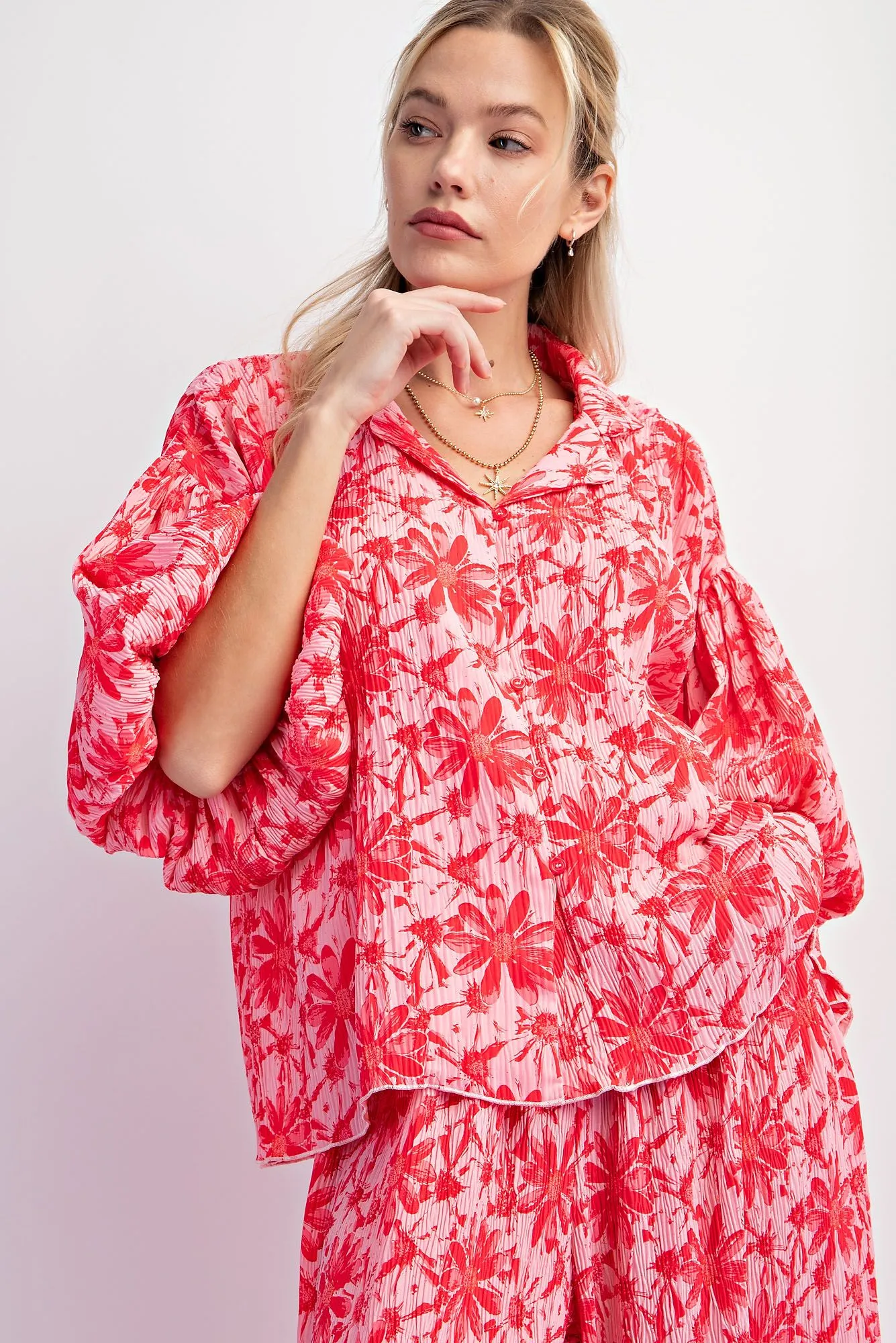 Easel Hot Pink & Red Floral Puff Sleeve Crinkled Poly Button-Down: A Playful Summer Delight!