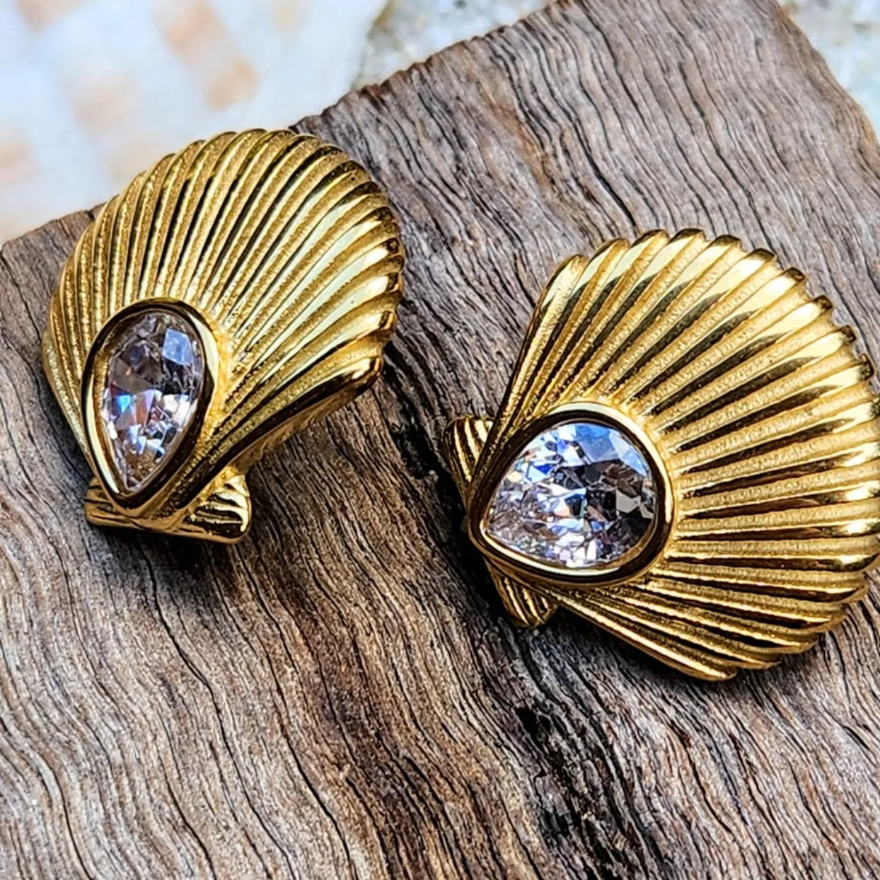 TEARDROP SHELLS - 18K GOLD WATERPROOF STUD EARRINGS